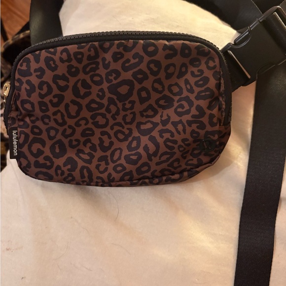 Lululemon everywhere belt bag Brown Leopard print like new - Picture 3 of 7
